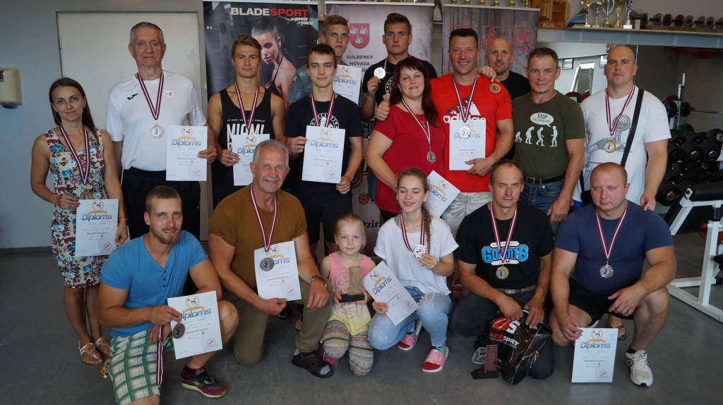 Kā jau mājiniekiem pienākas “Gulbenes K.S.P.” komandai 1.vieta Gulbenes pilsētas atklātajā čempionātā klasiskajā svara stieņa spiešanā guļus. 
Autors: no personiskā arhīva