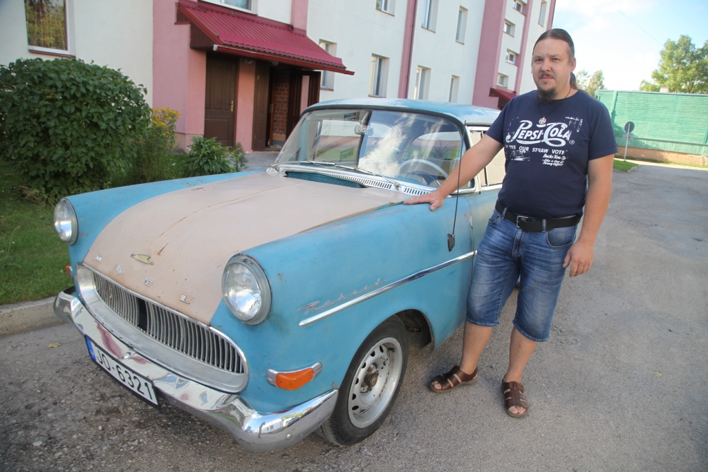 1959.gada “Opel Rekord”, ar kuru brauc gulbenietis Edijs Vītols, varētu būt šābrīža vecākais auto, kas brīvi pārvietojas pa Gulbenes ielām. Edijs pats šo auto ir atjaunojis.	
Autors: Gatis Bogdanovs