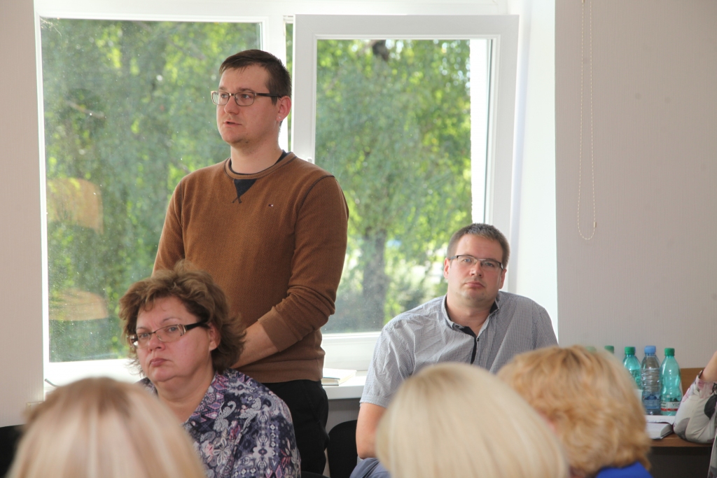 Novada pašvaldības Attīstības un projektu nodaļas energopārvaldnieks Krišjānis Upāns sacīja, ka sausas malkas sagatavošana ir tikai viens no aktuālajiem jautājumiem. Ir vēl viens nozīmīgs aspekts, sevišķi runājot par lielajām katlumājām. “Ir vajadzīga liela vieta, kur novietot malku. Ir jāveido divas krautuves, lai malka gan kaltētos, gan būtu ņemama kurināšanai.”	
Autors: Gatis Bogdanovs