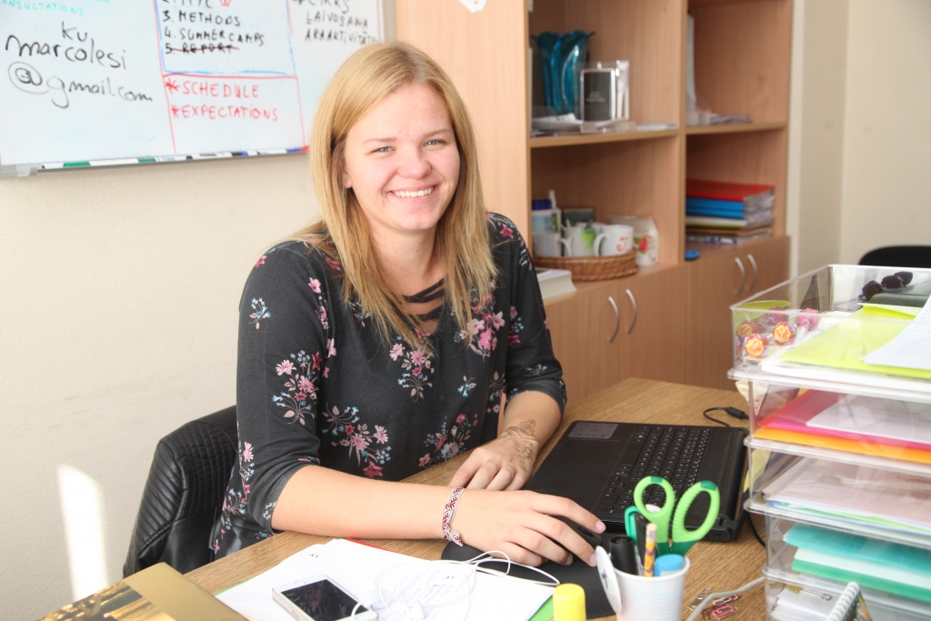 “Sākotnēji man jaunatnes lietu speciālista profesija šķita vienkārša. Kad iepazīstu šo darbu tuvāk, saprotu, ka man nebija ne jausmas par daudzajiem darba pienākumiem, kas patiesībā jaunatnes lietu speciālista darbā ietilpst,“ atzīst Elīna Ignatjeva, kura šogad strādā par jaunatnes darbinieku Gulbenes novada domē. 	
Autors: Gatis Bogdanovs