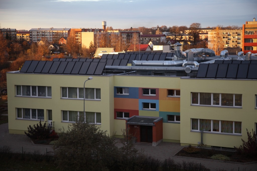 Jau ir saules paneļi, un tie lieliski kalpo! Gulbenes bērnudārzs “Auseklītis” ir pirmais, kur Gulbenē ar pašvaldības gādību tika realizēts šāda veida projekts. Ēkā tādā veidā uzsilda ūdeni.  
Autors: no “Dzirksteles” arhīva