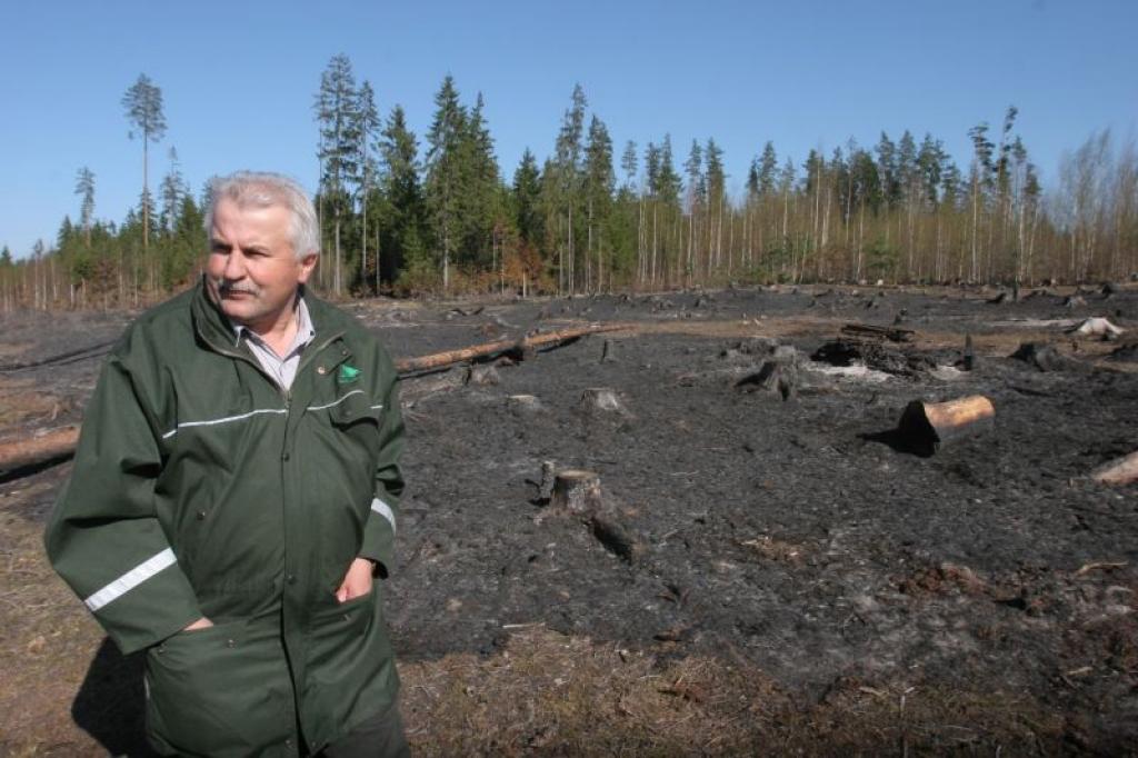 “Laikam vienmēr būs cilvēki, kuri neievēro to, ka mežos ir noteikts ugunsbīstamais periods, lai gan šovasar tas ir īpaši svarīgi. Tie nedomā par to, kas paliks pēc viņiem. Gadās, ka ogotāji nakšņo mežā un arī kurina ugunskuru,” atzīst P.Drozdovs. 
Autors: no Dzirksteles arhīva