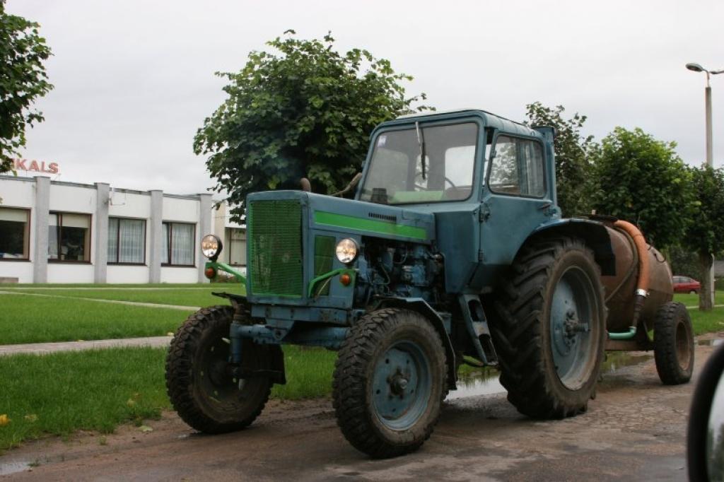Ar nākamo gadu traktortehnikas vadītajiem būs jaunas viena veida apliecības, kurās būs norādītas kategorijas, tās būs lidzīgas autovadītāju apliecībām un arī maksās vairāk. 
Autors: Gatis Bogdanovs