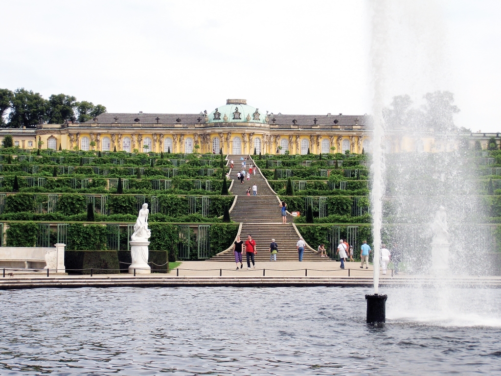 Prūsijas valdnieks Frīdrihs Lielais ļoti mīlēja Sansusī pili - tā, kā teicis kāds viņa laikabiedrs, ir vieta, kur valda paradīze. Pa trepēm, izejot caur vīnogulāju terasei, augšā  – ovālā zāle. Tās iekšpusē – Prūsijas spozme visā krāšņumā. Gan no lejas, gan no augšas – burvīgs skats, ko katru gadu skata miljoniem tūristu.
Autors: Ginta Alberte