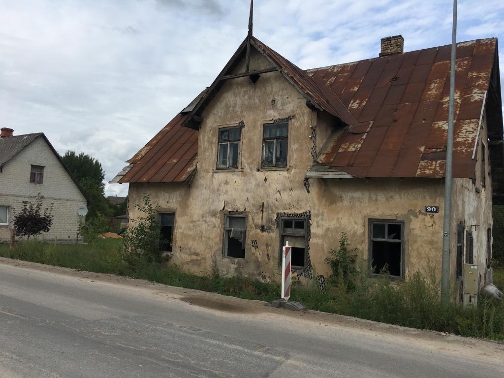 Šoruden šī spocīgā māja, kuru apdzīvoja klaidoņi un bezpajumtnieki, pazudīs no zemes virsas. Gulbenieši uzskata, ka ēka bojā pilsētas ainavu un disonē ar tuvumā veidojamo moderno Brīvības ielas rotācijas apli. 
Autors: Diāna Odumiņa