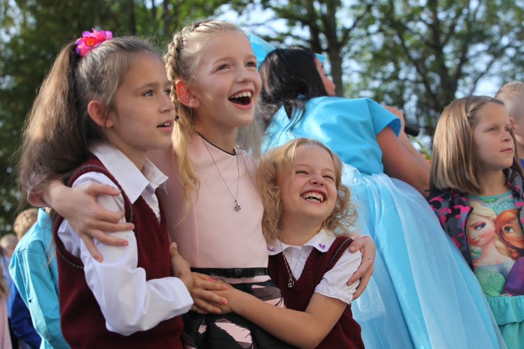 Gulbenes sākumskolā 3.septembrī pirmās skolas dienas svinības bija nodēvētas par “Atkalredzēšanās prieku”! Prieks un pozitīvas emocijas bija daudzu mazo skolēnu sejās un sirdīs. Gulbenes sākumskolā šogad mācīsies 257 audzēkņi.  
Autors: Gatis Bogdanovs