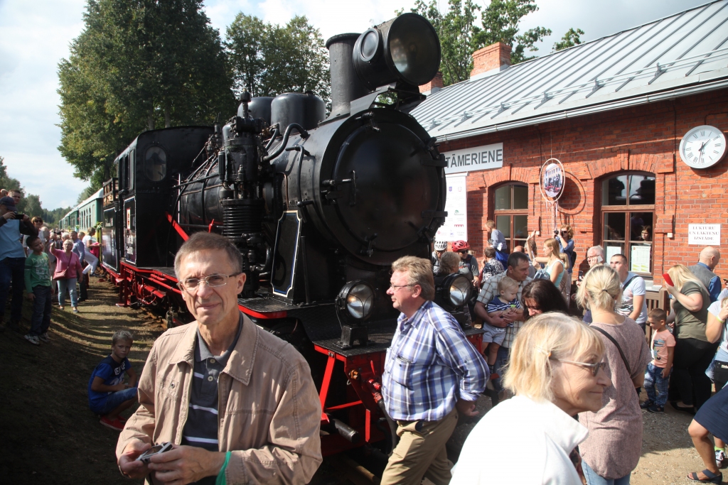 Stāmerienas stacijā ar skaļām gavilēm sagaidīja jubilāru – bānīti, bet 10 minūšu pieturas laikā varēja nofotografēties kopā ar vectētiņu Ferdinandu. 
Autors: Gatis Bogdanovs