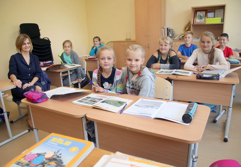 Jaunajā Rankas pamatskolas mājvietā, kas tagad ir Rankas arodvidusskolas telpās, vēl smaržo pēc krāsas. Klašu telpās bagātīgi ielīst saules gaisma. 3.klases audzēkņi “Dzirkstelei” atzīst, ka tagad kabineti ir daudz skaistāki. Viņi sola, ka arī sekmes tagad būšot labākas - pavasarī pārbaudīsim! Ar viņiem kopā ir klases audzinātāja Mārīte Braše.           
Autors: Gatis Bogdanovs