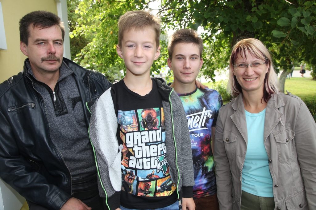 “Ja grib, tad var atrast laiku, lai ģimene būtu kopā atpūtā un svētkos,” atzīst Kaspars Losevs. Ātri paspējis aizbraukt uz meža cirsmu Lejasstrados, viņš ar savējiem bija Bānīša svētkos. No kreisās: Kaspars, Kristaps, Kristers un Aiga.    
Autors: Gatis Bogdanovs