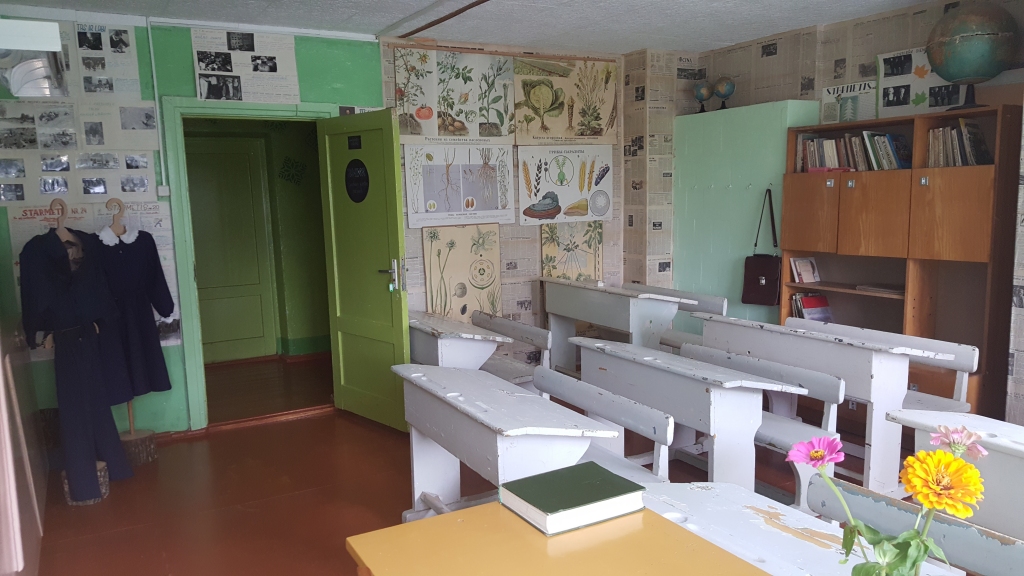 Par visām Druvienas latviskās dzīvesziņas centra aktivitātēm un aktualitātēm, par maksas pakalpojumiem, darbalaiku var uzzināt mājaslapā “Druvienasskola.lv”. Viena no aktivitātēm bija stunda Vecajā klasē - 70.gadu klases aprīkojums, skolēnu dzīve skolā šajā vēstures periodā.  

Autors: no privātā arhīva