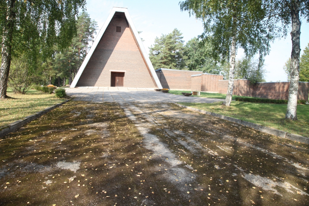 Jaunā kapsēta, bet apsūnojusi? Ne visi Gulbenē pamana, ka asfaltseguma spraugās ir sūnas, bet ir arī tādi cilvēki, kuri to redz un kuriem tas bojā garastāvokli.  
Autors:  Gatis Bogdanovs