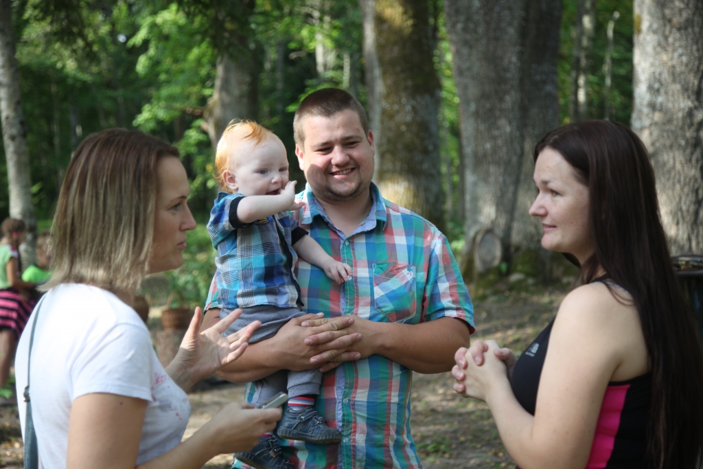 Jānis un Liene Pružinski uz Tēvu dienas pasākumu ierodas kopā ar saviem četriem bērniem. Kamēr meitas rosās radošajās darbnīcās, Liene un Jānis kopā ar mazo dēlu Pēteri labprāt parunājas ar “Dzirksteli”.   
Autors:  Gatis Bogdanovs