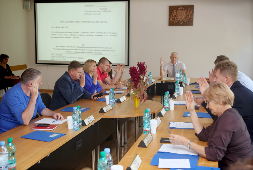 Sēde beidzās, lāgā nesākusies. 9 no klātesošajiem 11 deputātiem nobalsoja par atlikšanu, 1 atturējās, pret bija Andris Vējiņš. “Tas jau kļūst nedaudz smieklīgi,” viņš teica. 
Autors: Gatis Bogdanovs