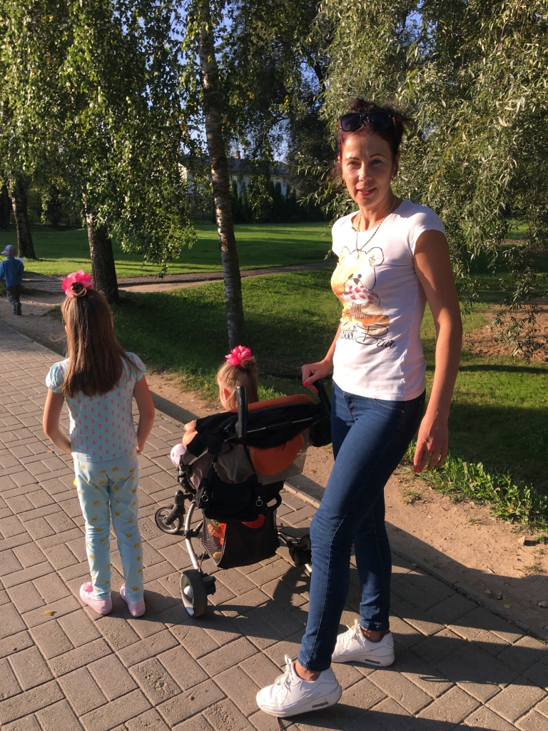 Mamma vēlas būt blakus un atbalstīt! Gulbeniete Kristīne Krevica kārto visas nepieciešamās formalitātes, sakārto kaudzi dokumentu, lai kļūtu par asistenti vienam savam pirmsskolas vecuma bērnam ar īpašām vajadzībām. Viņa ir gandarīta par to un atviegloti nopūšas. Bērnudārzā viņa būs blakus savam bērnam.
Autors: Diāna Odumiņa