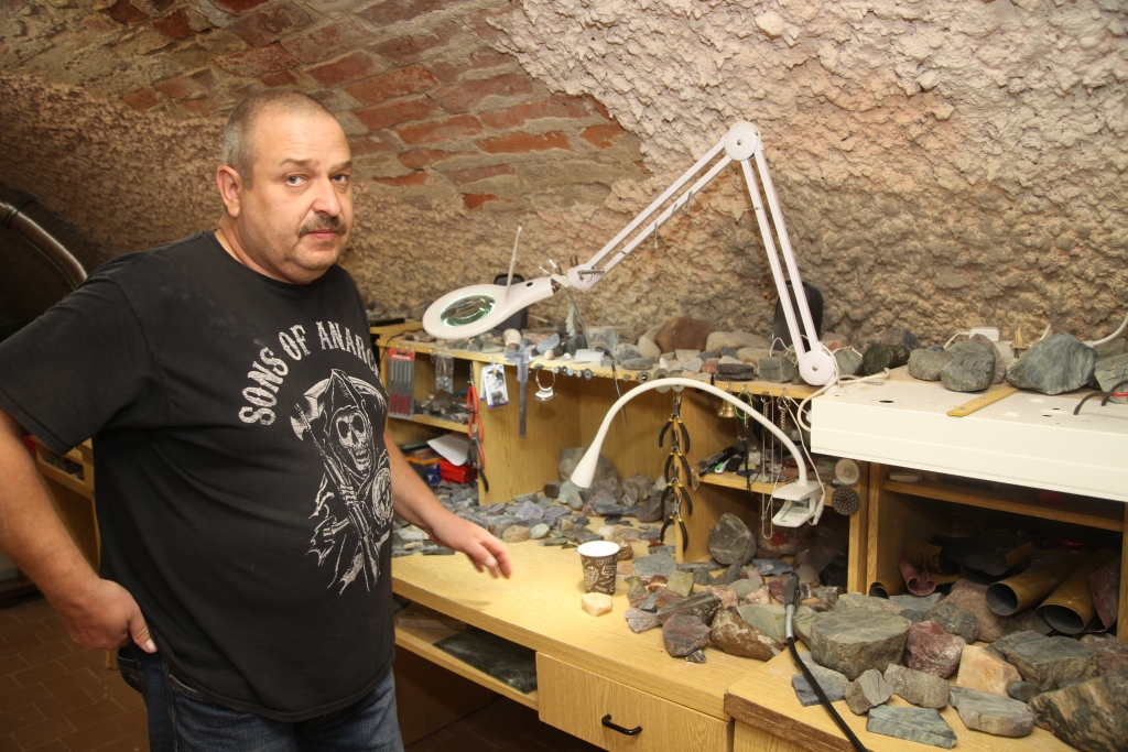 Ainis Vorobjovs ir gandarīts, ka viņa atklājums – pusdārgakmeņi – devis iespēju palikt Latvijā un strādāt iemīļotu darbu.    
Autors: Gatis Bogdanovs