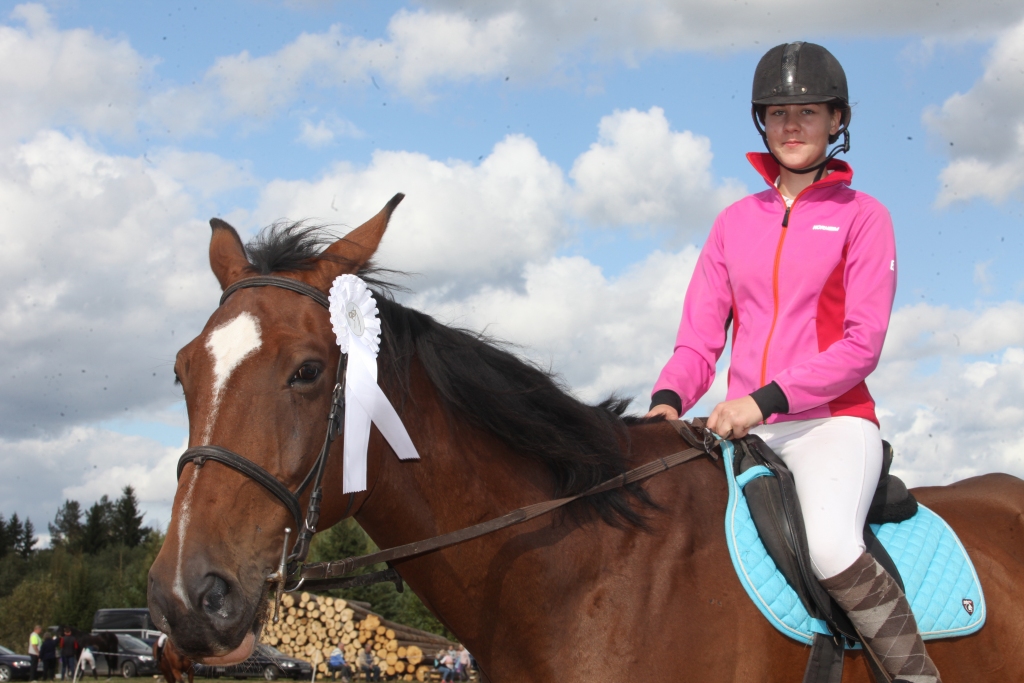 Beļavas pagasta “Purenēs” galvenokārt iesācēji jāšanas sportā pagājušajā sestdienā tikās treniņsacensībās, kas ļauj apgūt iemaņas pārvarēt šķēršļus. Tieši konkūrs jeb šķēršļu pārvarēšana ir populārākā jāšanas sporta disciplīna gan sportistiem, gan skatītājiem, tāpēc “Purenēs” pirmo reizi tika aicināti arī līdzjutēji. Ieva Pūcīte ar zirgu Čipolīno pārsteidza savu treneri Mairitu Dreimani-Sloku ar izcīnīto sesto vietu. Tas bija negaidīti, jo lielas cerības uz šo zirgu netika liktas. Galvenais - Čipolīno trūkst sacensību pieredzes, bet, iespējams, jātniecei un zirgam stresu pārvarēt palīdzēja māju sajūta.     
Autors: Gatis Bogdanovs