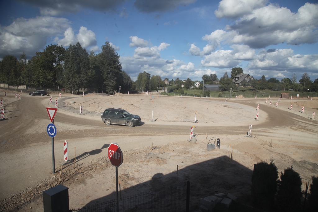 Jau vēlamies vizualizēt, kāds izskatīsies Brīvības ielas rotācijas aplis Gulbenē pēc būvdarbu pabeigšanas. Vai centrā ziedēs puķes vai atradīsies kāds vides objekts? Bet varbūt gan viens, gan otrs? Deputātiem ir viedoklis. Noteikti savas vēlmes būtu arī iedzīvotājiem.      
Autors: Gatis Bogdanovs