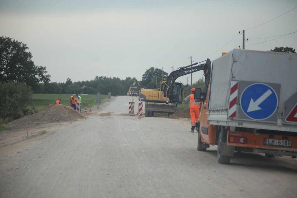 Uzlabo grants segumu, maina caurtekas, noņem apaugumu – šādi darbi patlaban intensīvi tiek veikti  uz Naglenes ceļa Gulbenes tuvumā.    
Autors: Gatis Bogdanovs