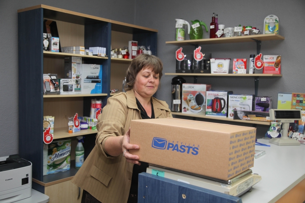 Ar nelieliem pārtraukumiem jau kopš 1998.gada Rankas pasta nodaļā strādā Sarmīte Jezuna - komunikabla un zinoša pasta darbiniece.    
Autors: Gatis Bogdanovs