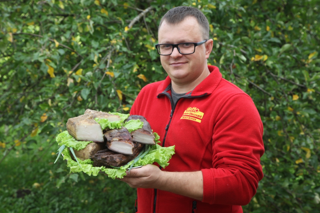 Latvieši vienmēr ir kūpinājuši, kūpina un arī kūpinās gaļu. Arī lizumnietis Artis Kostigovs savulaik nolēma pamēģināt savām vajadzībām tikt pie garda kūpinājuma. Labās atsauksmes no tiem, kuri nogaršoja viņa kūpinājumus, lika aizdomāties par sava biznesa uzsākšanu. Viņš noriskēja un risks attaisnojās. Tie, kas nogaršojuši viņa kūpinājumus, tincina, kāda ir recepte.	
Autors: Gatis Bogdanovs