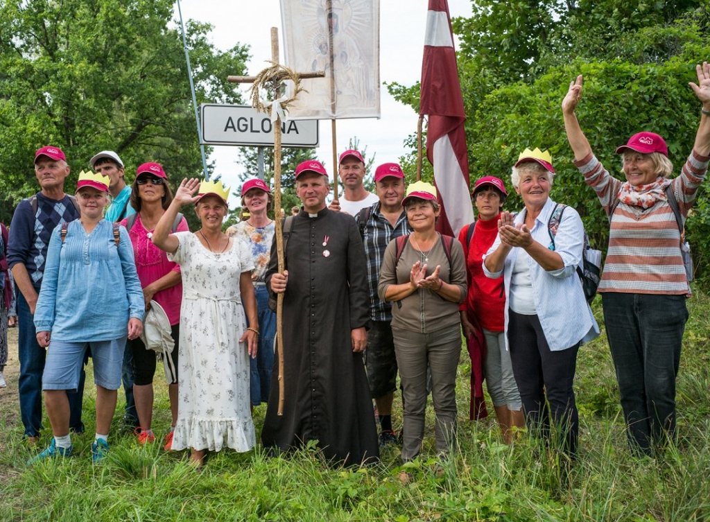 Pēdējais kopējais foto, kas tapis 13.augustā pirms Aglonas bazilikas sasniegšanas. Tajā kopā ar priesteri Arni Maziļevski redzami 12 svētceļinieki, kuri veica 90 procentus ceļa. Pieci nogāja visus 1866,2 kilometrus, starp tiem arī gulbenieši: Nora Kauliņa (pa kreisi no priestera), Astra Balode (aiz priestera pa kreisi) un Žanis Strupka (aiz priestera pa labi). 	
Autors: Ilmārs Znotiņš
