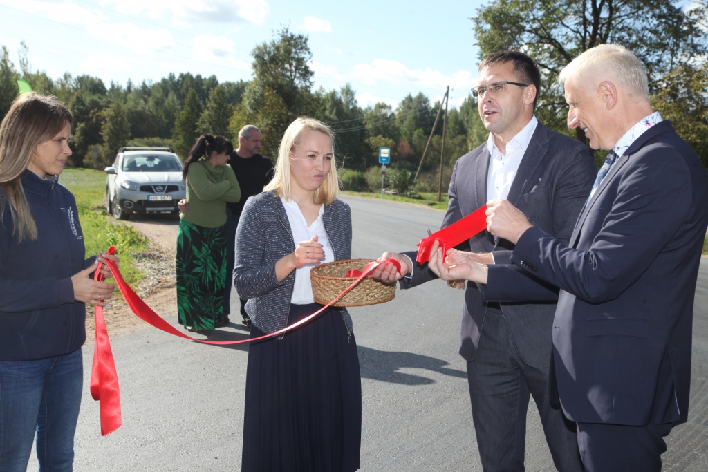 Pārgriežot sarkano lentu, svinīgi tika atklāts ceļa posms, kas ved gar lauksaimniecības kooperatīvu “Vaks”.
Autors: Gatis Bogdanovs
