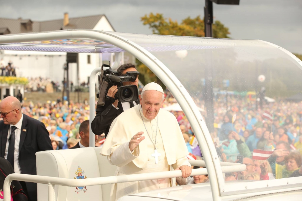 Mūsu novadnieks arhibīskaps Zbigņevs Stankevičs savā “Facebook.com” profilā ir ievietojis attēlu ar pierakstu - “Latvijā viesojas Viņa Svētība pāvests Francisks”. 	
Autors: no personiskā arhīva