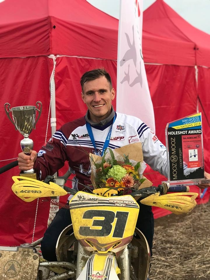 Pagājušās nedēļas nogalē Dānijā emocijas sita augstu vilni. Nāciju kausā Latvijas blakusvāģu izlase izcīnīja 3.vietu un kāpa uz goda pjedestāla! Izlases sastāvā ir arī gulbenietis Didzis Gorbenko, kurš spēja pārsteigt pat pasaules līmeņa sacensību dalībniekus, lai gan ir pagājuši tikai divi gadi, kopš viņš piedalījās pirmajās blakusvāģu sacensībās.  
Autors: no personiskā arhīva