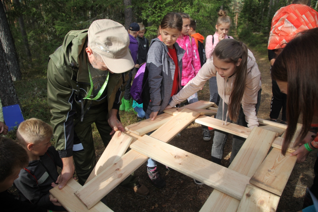 Gulbenes 2.vidusskolas skolēni pierādīja, ka tiltu var uzbūvēt bez naglām un skrūvēm.  
Autors: Gatis Bogdanovs