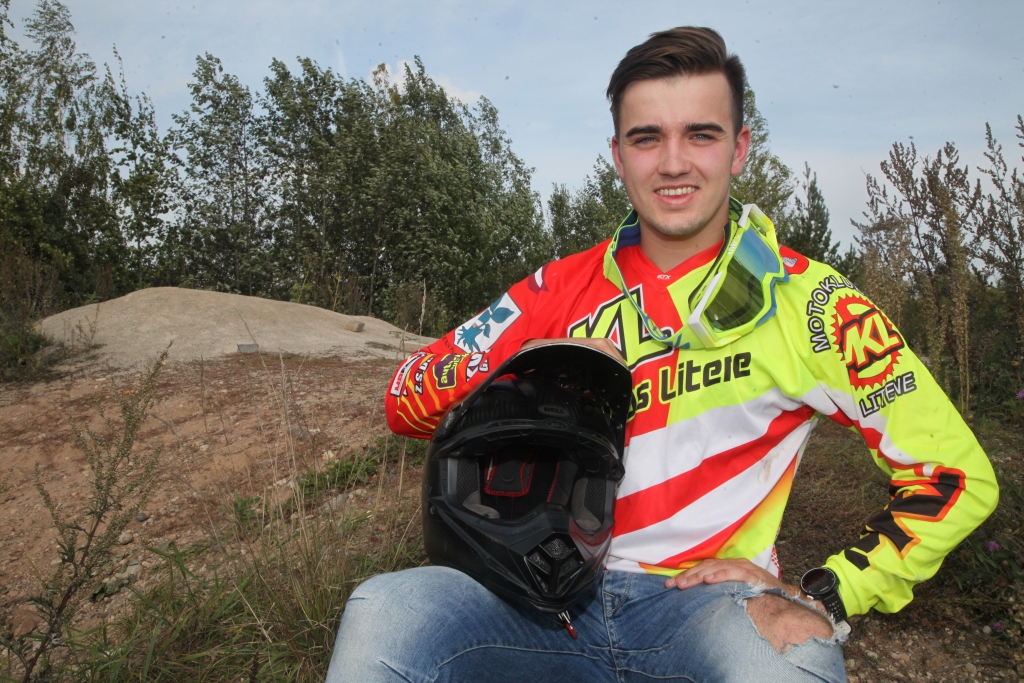 “Kad esmu pasportojis, jūtos superīgi, ir atkal dopings kaut ko darīt vēl! Sports sniedz man enerģiju,” saka motosportists Ralfs Skopāns. 	
Autors: Gatis Bogdanovs