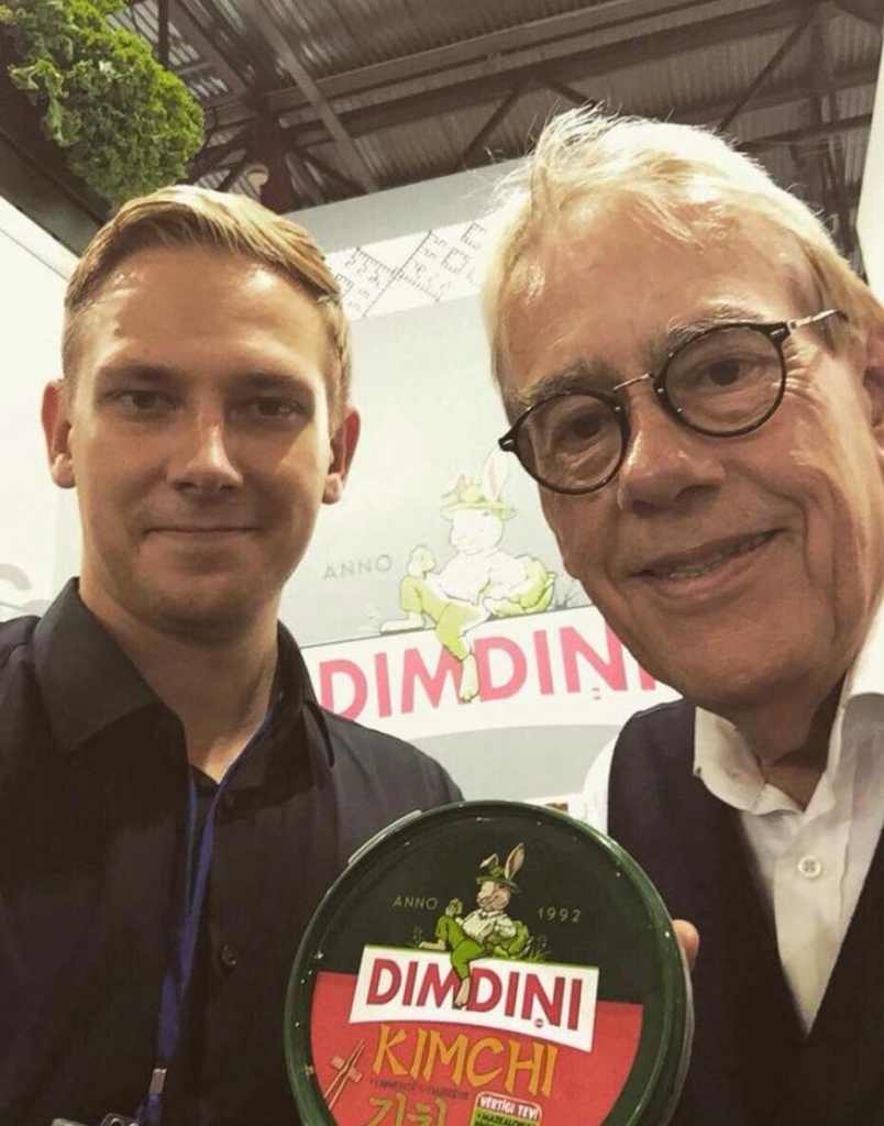 SIA “Dimdiņi” jauno produktu izstrādes tehnologs Edgars Kapteinis ir iepriecināts, ka plaši pazīstamais pasaules garšu guru Mārtiņš Rītiņš atzinīgi vērtē uzņēmuma kimči.       
Autors:  no uzņēmuma arhīva