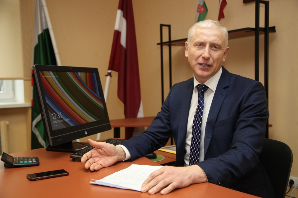 Kā noturēt cilvēkus novadā? Kā pievilināt? Tie ir jautājumi, par kuriem ikdienā jālauza galva deputātiem un domes priekšsēdētājam Normundam Audzišam. 
Autors: no “Dzirksteles” arhīva