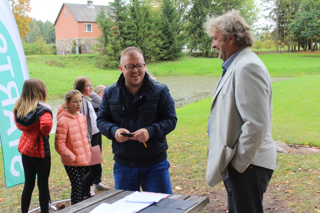 Pasākumā “Atrodi sevī Kokaru!” tradicionāli piedalās arī Imanta Kokara dēls diriģents Uldis Kokars (no labās).	
Autors: no privātā arhīva 