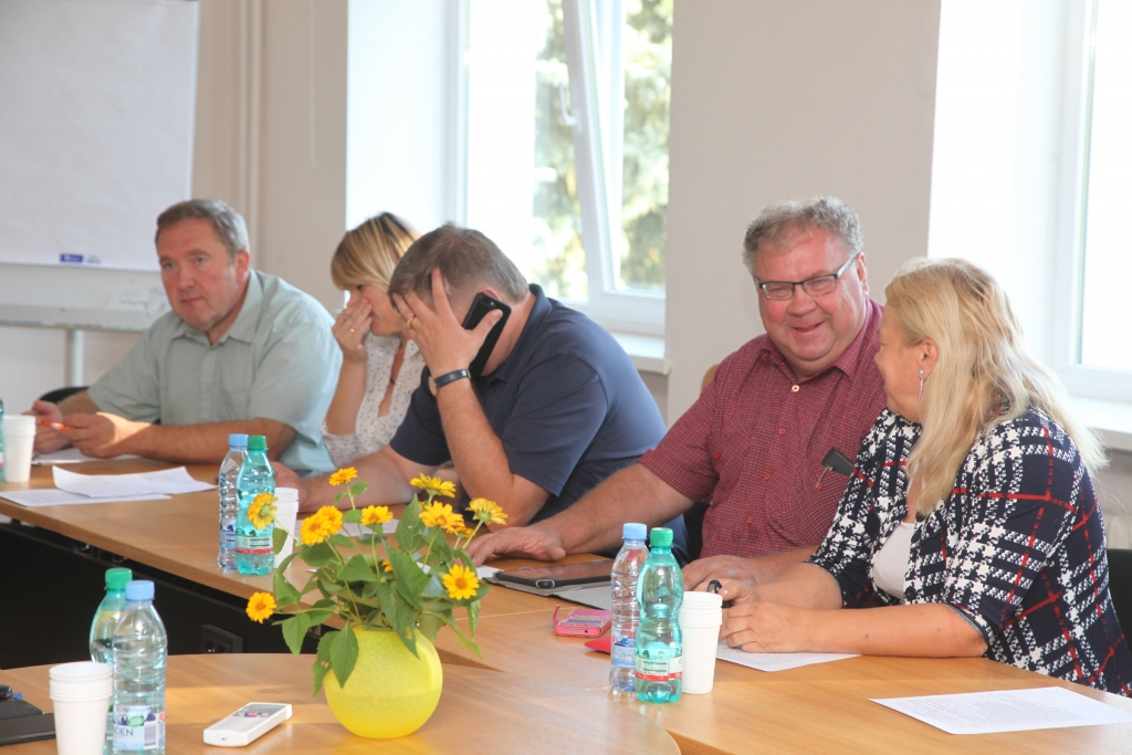 Liela kašķēšanās. Tā notikušo domes sēdi “Dzirkstelei” raksturoja deputāte Ieva Grīnšteine. To viņa teica ne jau par diskusijām, bet par kolēģu uzdotajiem precizējošajiem jautājumiem, kurus esot varēts noskaidrot vēl līdz domes sēdei. 	
Autors: no “Dzirksteles” arhīva