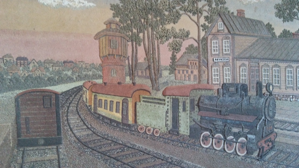 Anīkščos var izbraukt ar šaursliežu bānīti, turklāt tam veltīts arī muzejs. Bānītis redzams arī gleznā.
Autors: Pārsla Konrāde