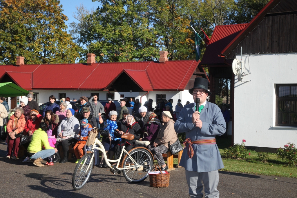 Sestdien, kā sacīt jāsaka, pēc siltās vasaras klāt bija Miķeļu diena ar rudenīgi vēsu laiku. Tā ar savu runu Ražas svētkus Litenē ievadīja Ķencis, par kuru šajā dienā bija pārtapis beļavietis Jānis Skopans. Jāpiebilst, ka laiks tieši šajā dienā bija saulains un jauks. “Miķeļu diena – latviešu rudens saulgriežu gada auglīgākās daļas aizvadīšanas svētki. Diena un nakts ir vienādā garumā. Miķelis tiek uzskatīts par labu un bagātu vīru – tādu kā es, Ķencis. Un kur gan vasaras ražu vislabāk redzēt, ja ne tirgū,” teica Ķencis. Atliek viņam tikai piekrist, jo Litenē sestdien tirgotāju un apmeklētāju netrūka. 		
Autors: Ginta Alberte