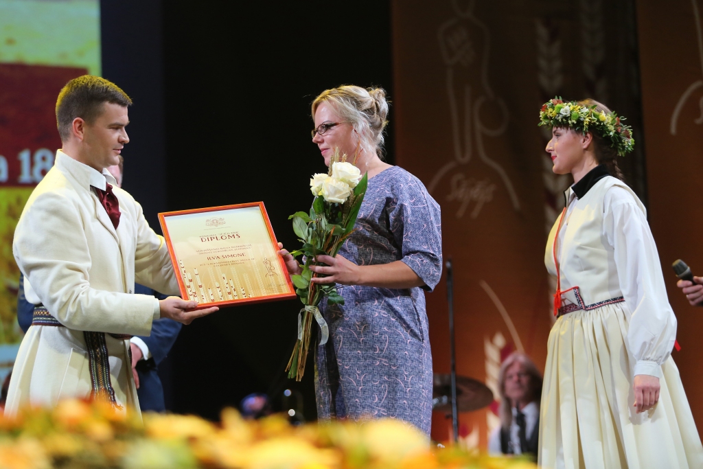 28.septembrī Rīgā, VEF Kultūras pilī, Jaungulbenes zemnieku saimniecības “Lauksaimniecības skola 18” īpašniece Ilva Šimone saņēma konkursa veicināšanas balvu. 	
Autors: no Zemkopības ministrijas arhīva