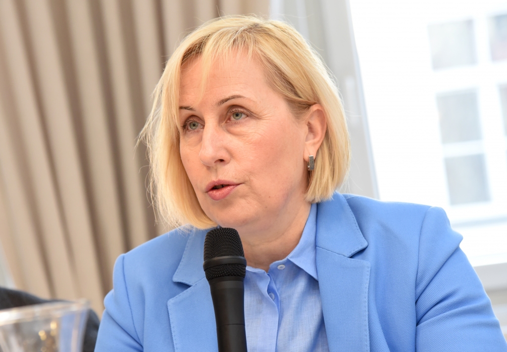 “Mēs uztraucamies par ceļu vai gaisa kvalitāti, bet mediju kvalitāte mūs ietekmē vismaz tādā pašā, ja ne vēl lielākā mērā,“ saka Rīgas Stradiņa universitātes asociētā profesore, Komunikācijas fakultātes dekāne, sociālo zinātņu doktore Anda Rožukalne. 
Autors:  “LETA”