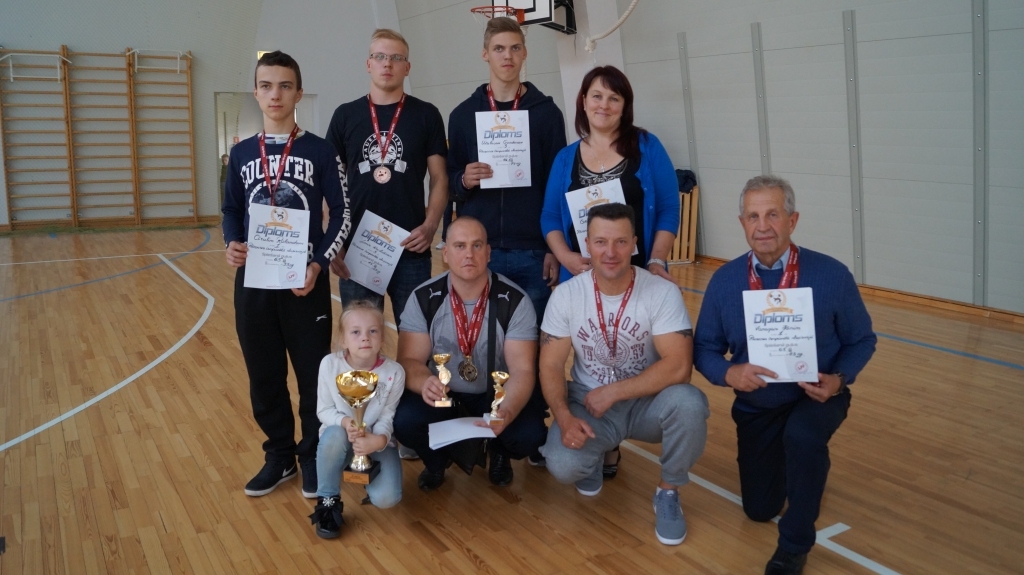 “Gulbenes K.S.P.” turpina cīnīties par Latvijas kausu svara stieņa spiešanā guļus. Pašlaik starp citām Latvijas komandām viņi ir vadībā. 