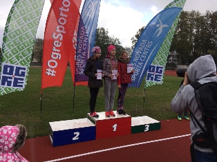 Godalgotajās vietās U-14 grupā 1000 m soļojumā iekļuva Evelīna Vanaga, kura izcīnīja 3.vietu.
Autors: no personiskā arhīva