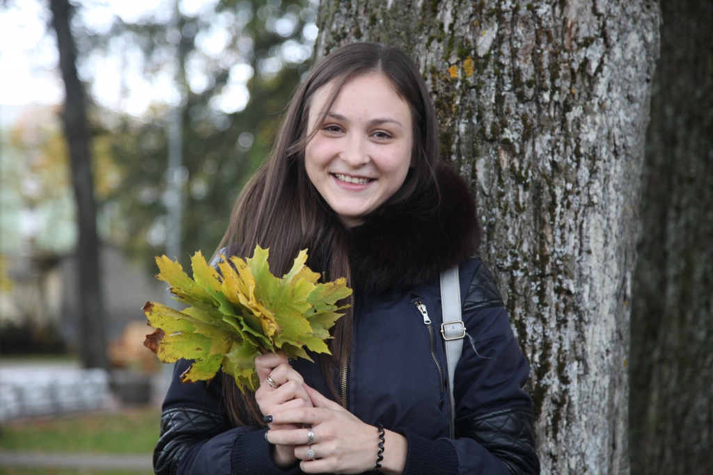 Ieraugot skolēnu pūlī Elizabeti Briedi, grūti iedomāties, ka viņa ir skolotāja. Jauna, enerģiska, atvērta un atsaucīga. “Ar savu darbu un dzīvi esmu apmierināta un nevēlētos neko mainīt,” saka skolotāja.   
Autors: Inita Savicka