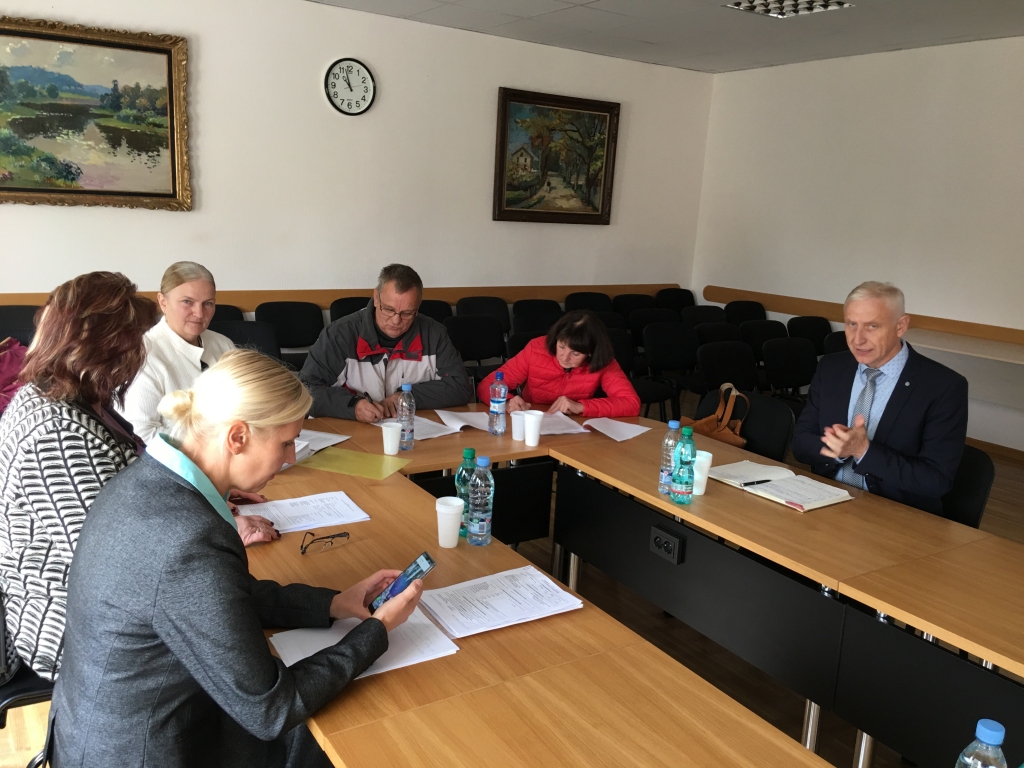 Nesapratne, aizdomīgums, bažas – tie ir atslēgvārdi, ar kuriem var raksturot Stāķu un Šķieneru daudzdzīvokļu māju vecāko attieksmi pret SIA “Gulbenes nami” saistībā ar nenoslēgtajiem līgumiem par siltumapgādi jaunajā sezonā. Iedzīvotāji lūguši pašvaldības administrācijas iejaukšanos. 
Autors: Diāna Odumiņa