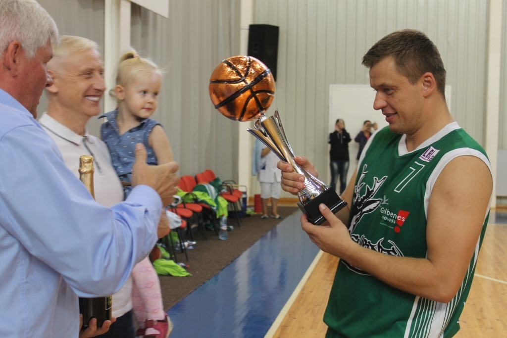 Komandas “Gulbenes Buki” kapteinis arī šajā sezonā ir Raimonds Gabrāns. Nesen tika aizvadīts Egila Čakara piemiņas kauss basketbolā. R.Gabrāns priecājas, ka kausu izdevās izcīnīt “Gulbenes Bukiem”.   
Autors: no Dzirksteles arhīva