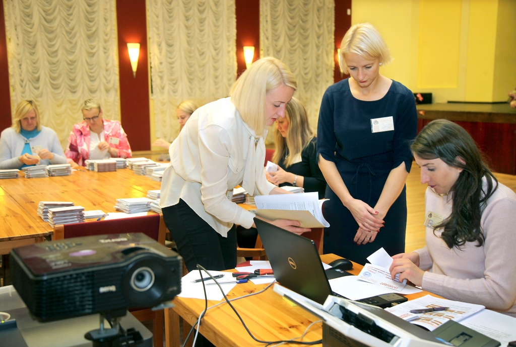 Gulbenes pilsētā 13.Saeimu vēlējušo balsis beigās saskaitīja elektroniski. Vispirms stunda tika veltīta katras vēlēšanu zīmes skenēšanai. Elektroniskā sistēma aprēķinājusi rezultātus par katru deputāta kandidātu – gan ar plusiem, gan ar svītrojumiem. Šāda prakse Gulbenē tika izmēģināta pirmo reizi. Pilsētas iecirkņa vēlēšanu komisijas priekšsēdētāja Anita Rauza rezumē: “Uz priekšdienām noteikti domāsim par daudzekrānu režīmu. Tas varētu saīsināt laiku, kas komisijai jāpatērē rezultātu apkopošanai.” 		
Autors: Gatis Bogdanovs