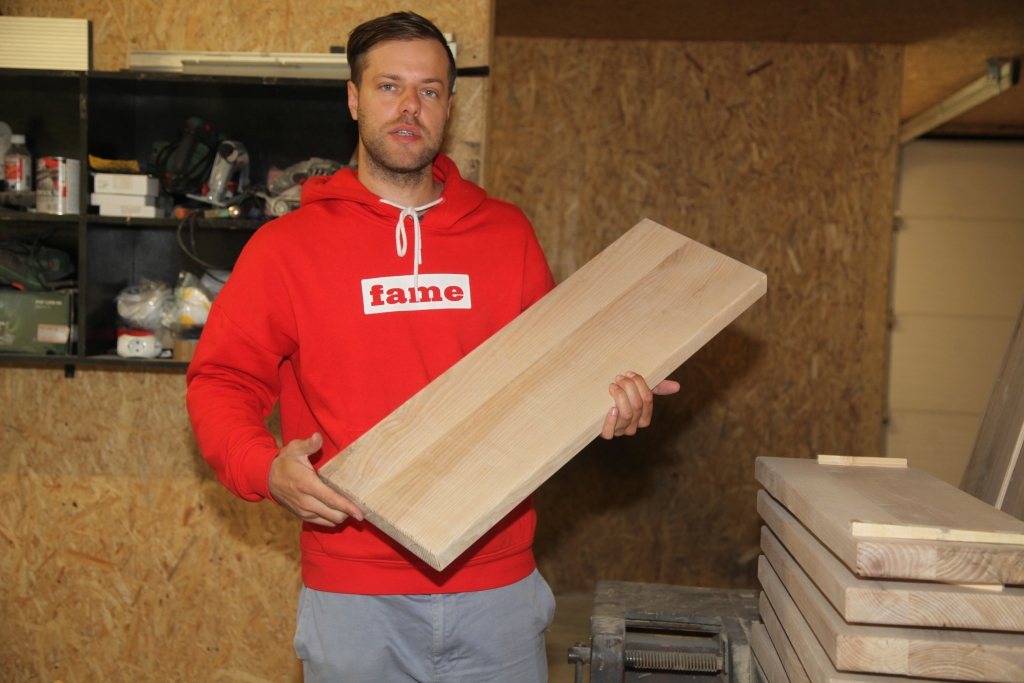 Jānis Zvirgzdiņš gatavo arī kāpnes. Ražotnē jau tapuši pakāpieni.   
Autors:  Inita Savicka