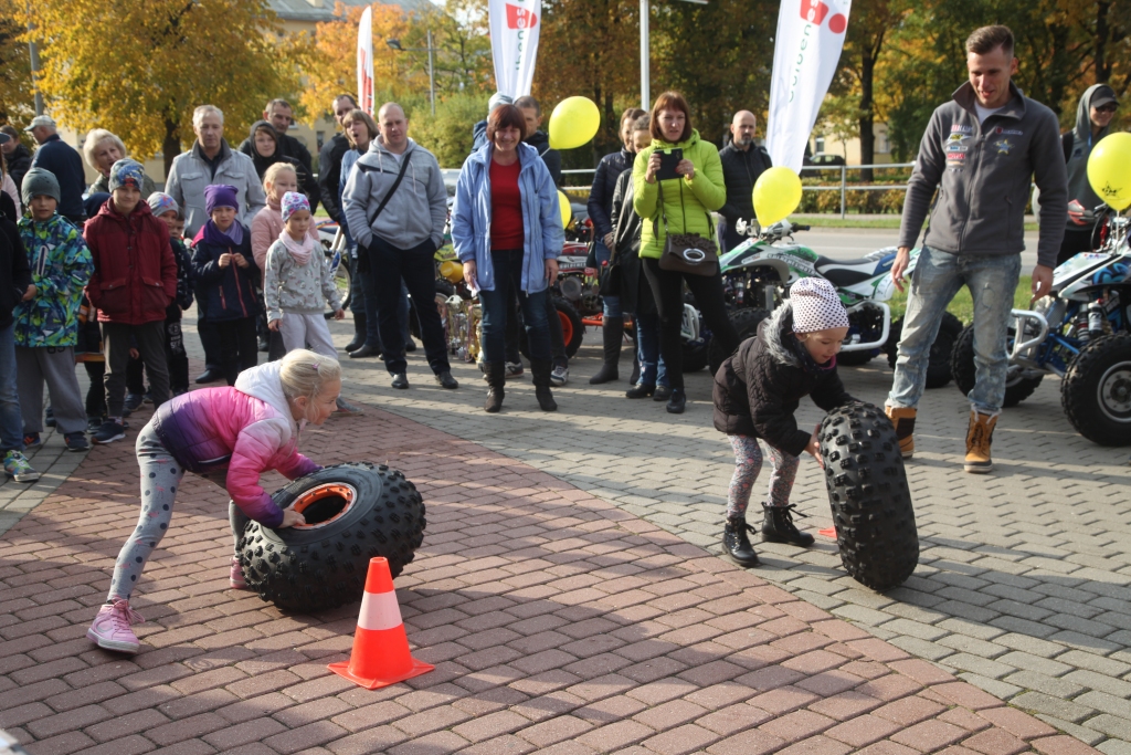 Mazie gulbenieši labprāt iesaistījās sportiskās stafetēs, kurās aicināja piedalīties motosportists Didzis Gorbenko. Emociju netrūka - bija gan prieks, ja izdevās būt pirmajiem, gan asaras, ja nepaveicās tik labi.  	
Autors: Gatis Bogdanovs