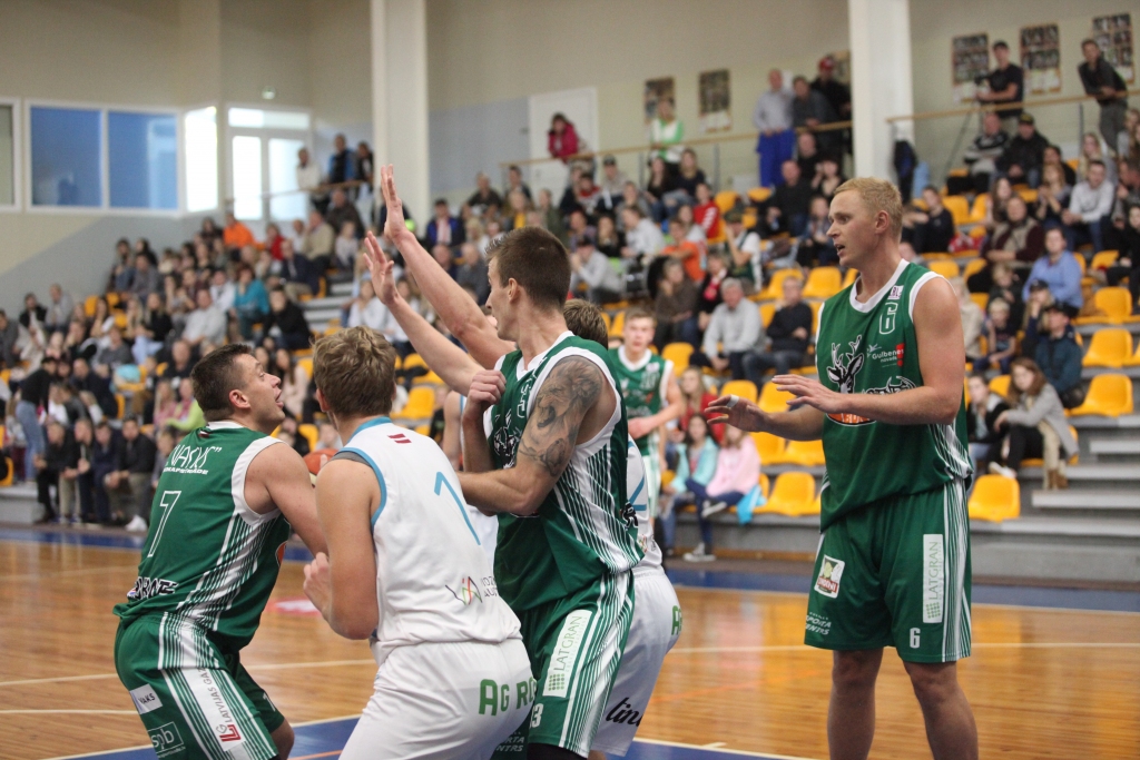 Ceturto labāko sniegumu punktu ziņā šajā spēlē uzrādīja “Gulbenes Buku” jaunpienācējs Mārtiņš Vīņauds, (centrā), kurš pagājušajā sezonā spēlēja komandā “Valmiera Glass/Vidzemes augstskola”. 
Autors: Gatis Bogdanovs