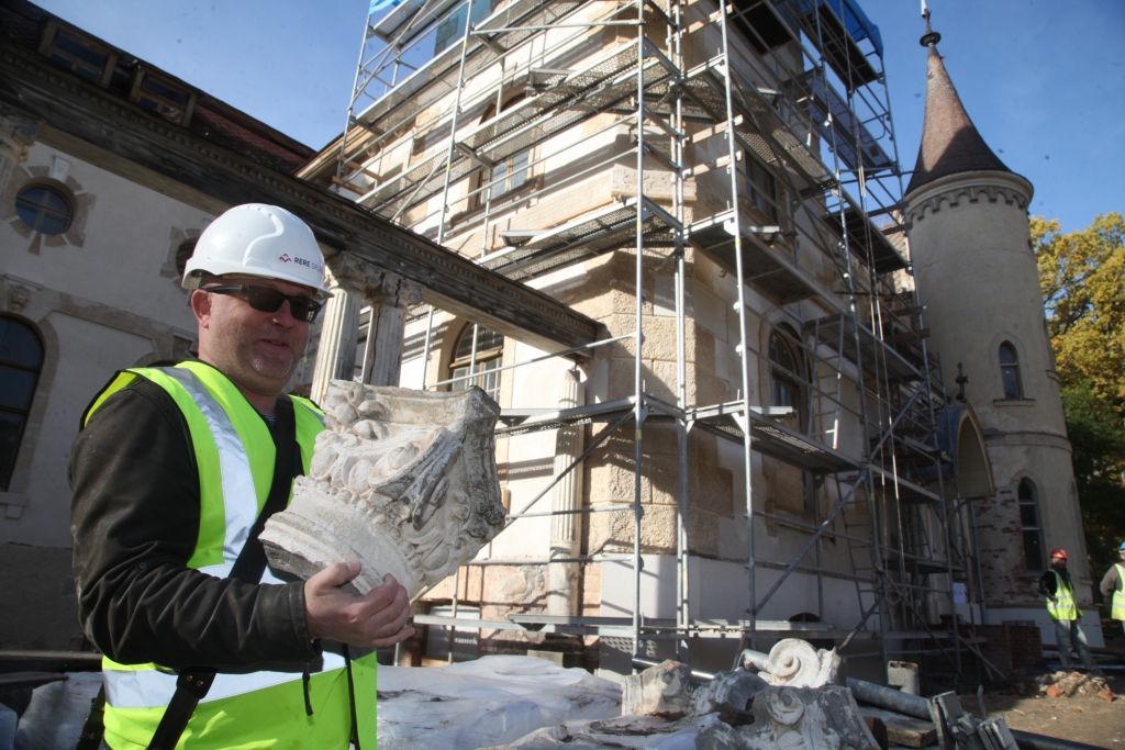 Pašlaik Stāmerienas pilī norit vērienīgi atjaunošanas darbi – notiek jumta, logu un fasādes restaurācija. Laikrakstam “Dzirkstele” šonedēļ bija iespēja apskatīt pili un pavērot, kā norit darbs. Ir lietas, ko meistari var restaurēt. “Bet kolonnas ir sliktā stāvoklī un tiks izgatavotas no jauna,” saka SIA “RERE Meistari” projektu vadītājs Andris Sausiņš.    
Autors: Gatis Bogdanovs