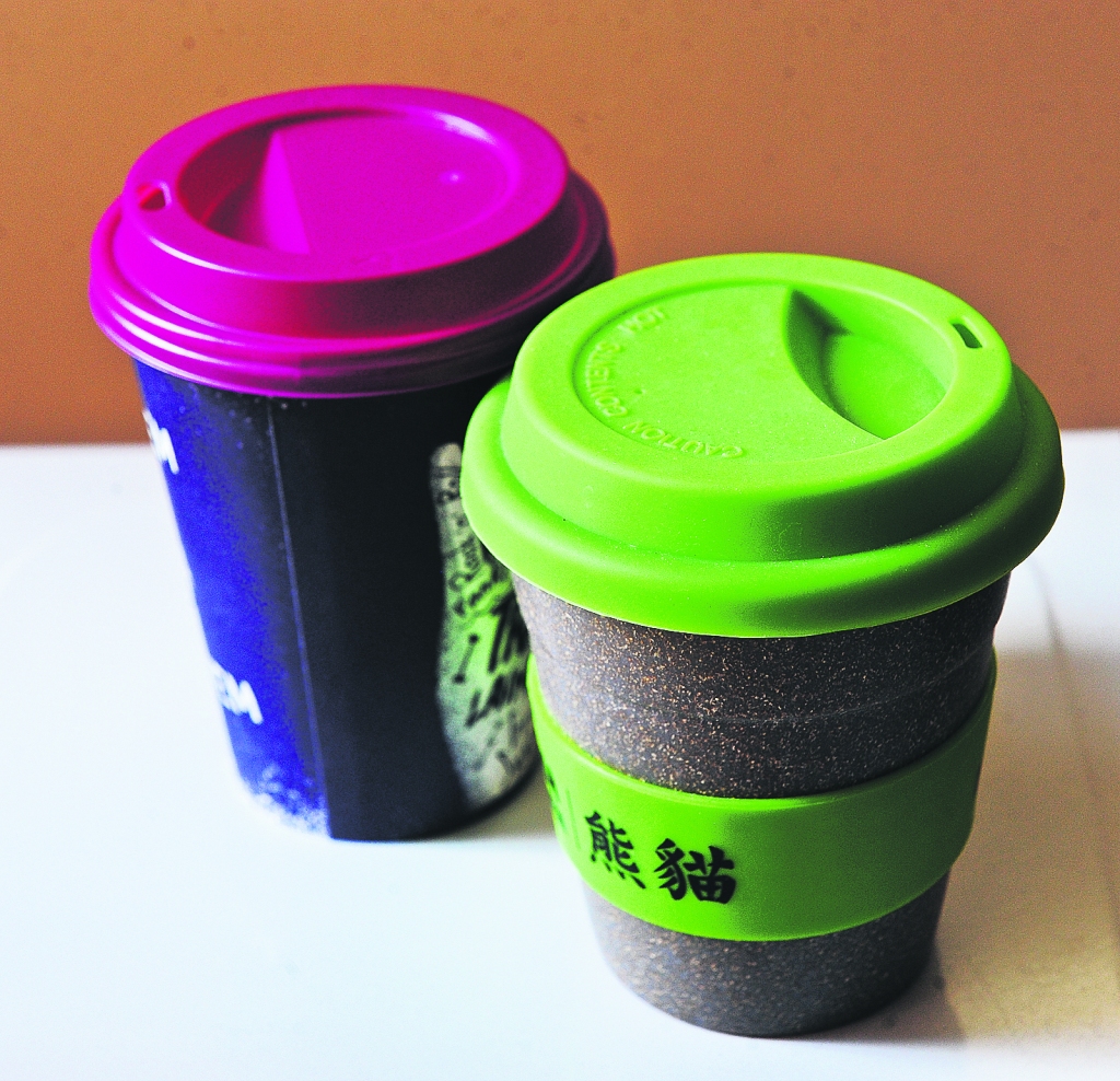 Lielākā vienreizējo kafijas krūžu izmantošanas problēma ir tā, ka tās top no kompozītmateriāla – 
papīra un plēves ieklājuma iekšpusē, kas sarežģī trauku iespējamo pārstrādi