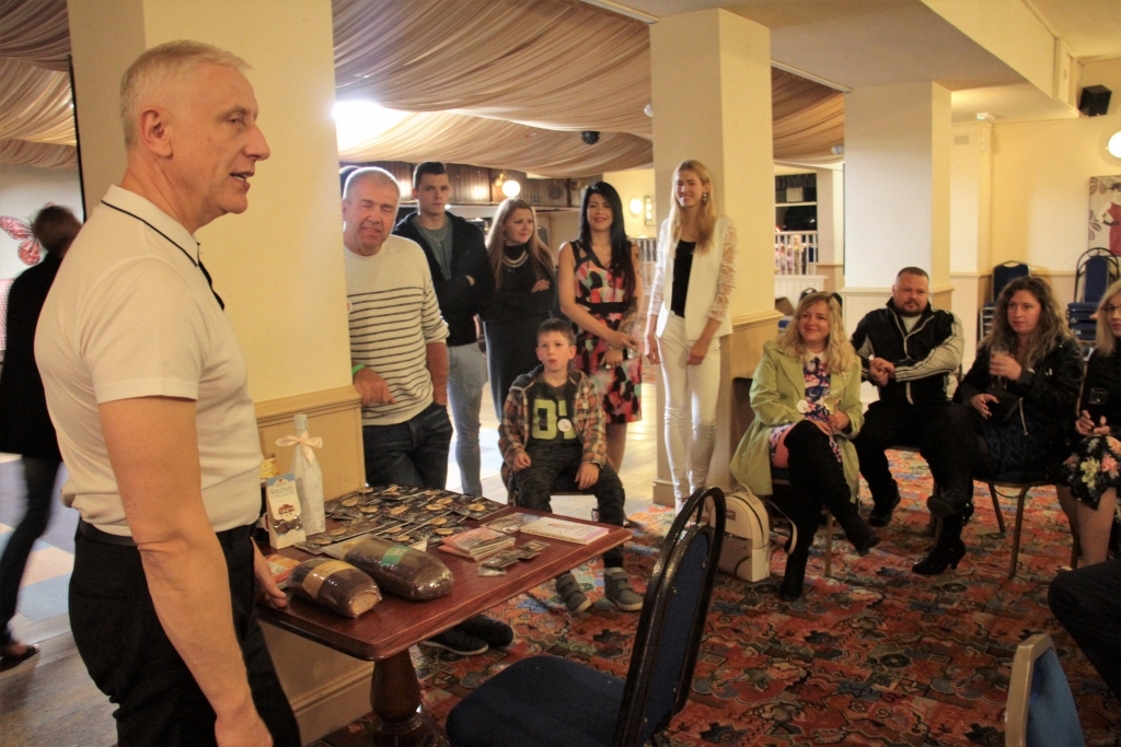 Sarunas ar tautiešiem Gulbenes novada domes priekšsēdētājs Normunds Audzišs (no kreisās) nevarēja nosaukt par vieglām. Kā jau katrs politiķis arī viņš saņēma kritiku un jautājumus, uz kuriem atbildēt nebūt nav viegli.
Autors: Gatis Bogdanovs